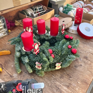 Stéphanie crée les couronnes de l'avent