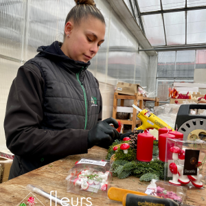 Stéphanie crée les couronnes de l'avent